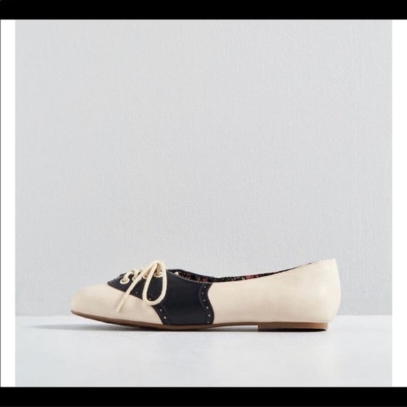 ModCloth Study Buddies Oxford Flat in Black &Cream - Picture 2 of 8